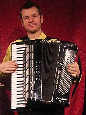 Dirk Rave spielt Akkordeon in Der gestiefelte Kater