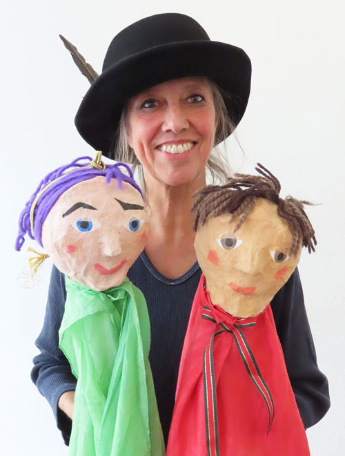 Birgit Hering mit Puppen